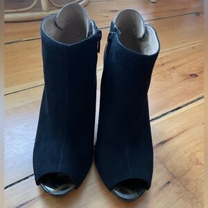 Ann Taylor black suede open toe heels with tortoise detail - size 10